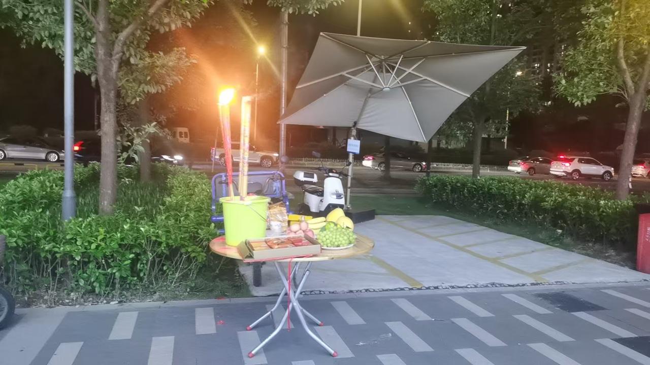 第一次见广东人过中秋
水果四样  饼一盒
香 蜡烛各一对
然后旁边就放几堆钞票