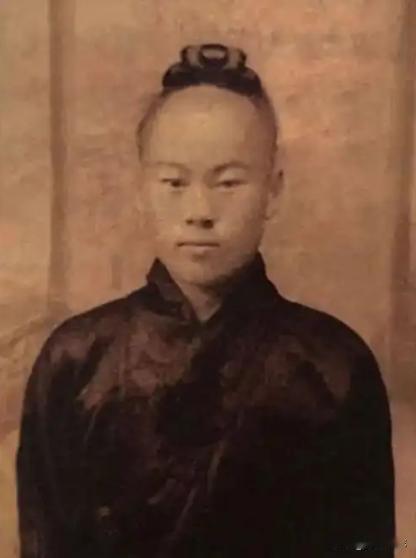 1938年，道士毕云路过日军哨卡时，因为没有向日军鞠躬，被打得半死。几天后，他从