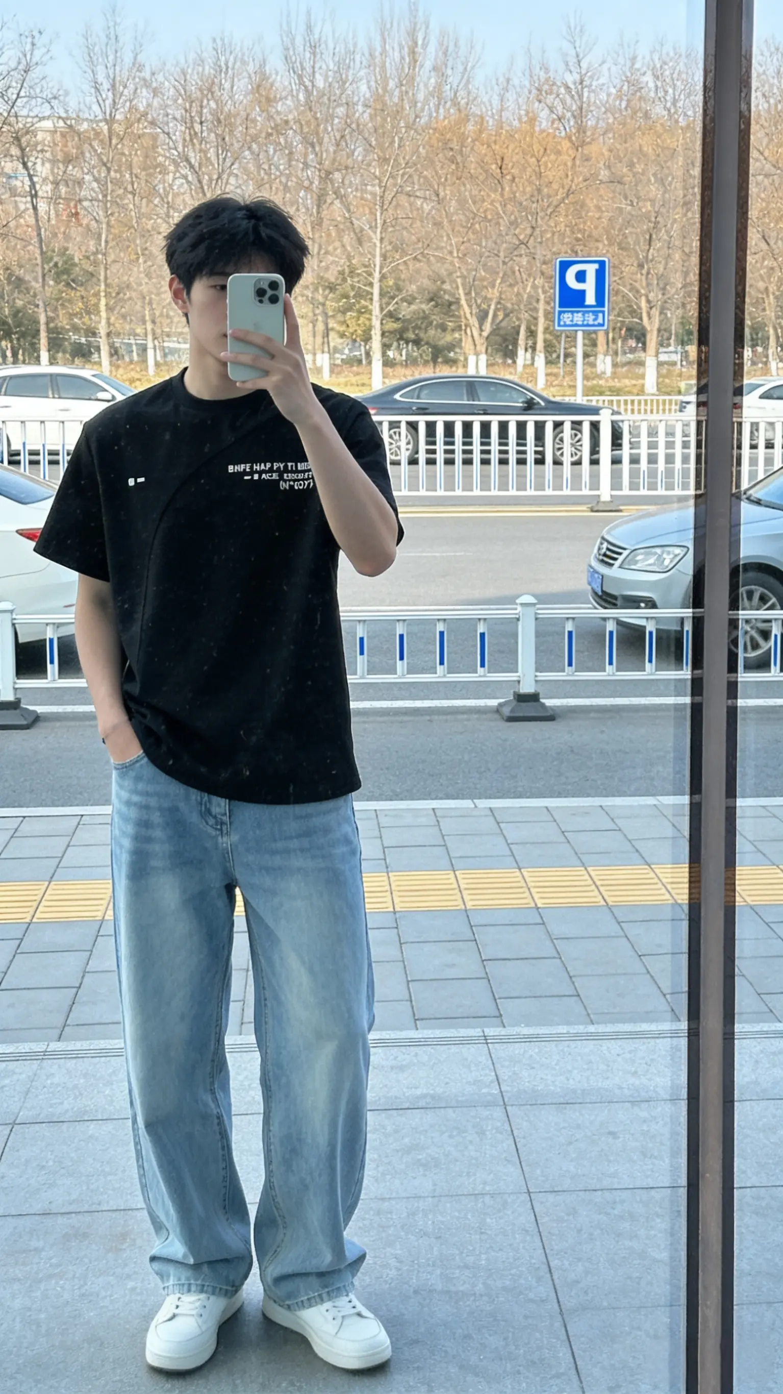 美式拼接字母短袖。