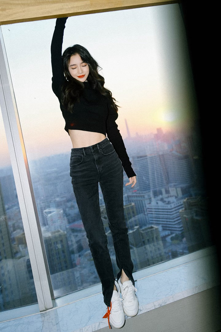 angelababy 杨颖靠窗放空日常上线，猜猜我望向窗外时在想什么