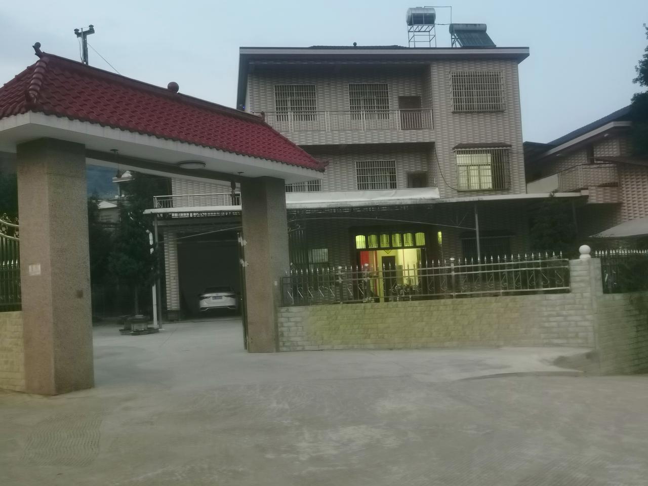 这是中国农村的住房
家家洋楼别墅、汽车！
中国不富吗？还是发展中国家吗？
