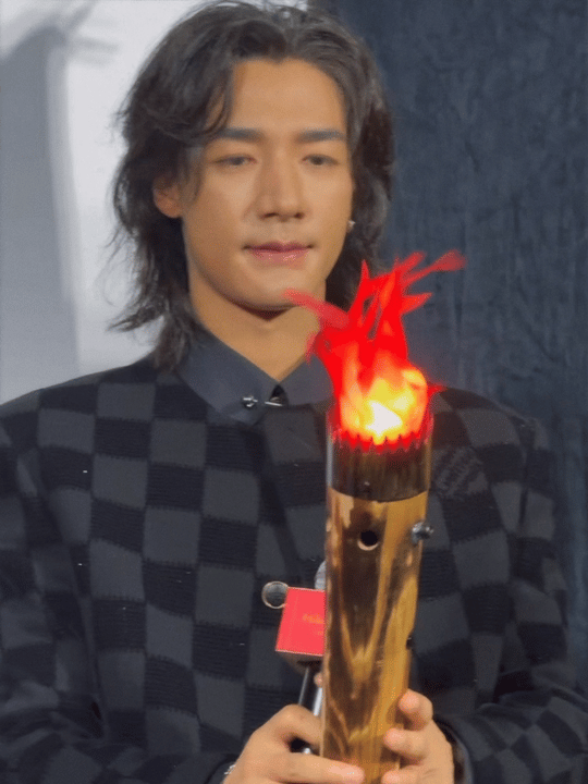 此沙首位入驻蜡像馆的彝族人 此沙的蜡像揭幕现场好戳人！彝族服饰加身，眼神里藏着大
