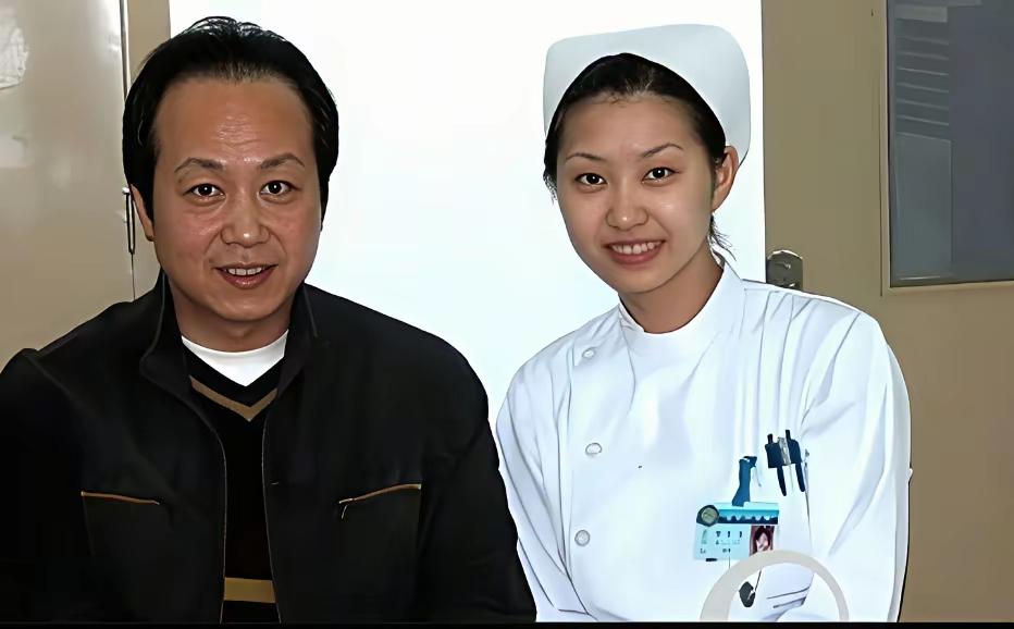《罗京》
因病已住院，
精神多乐观。
含笑拍下照，
珍藏至今天。