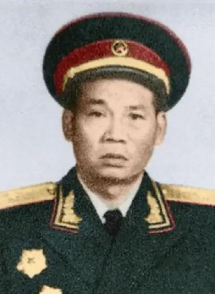 1937年，两个马家军骑兵拦住了一个失散的西路军战士，搜身后准备将他活埋，这时，