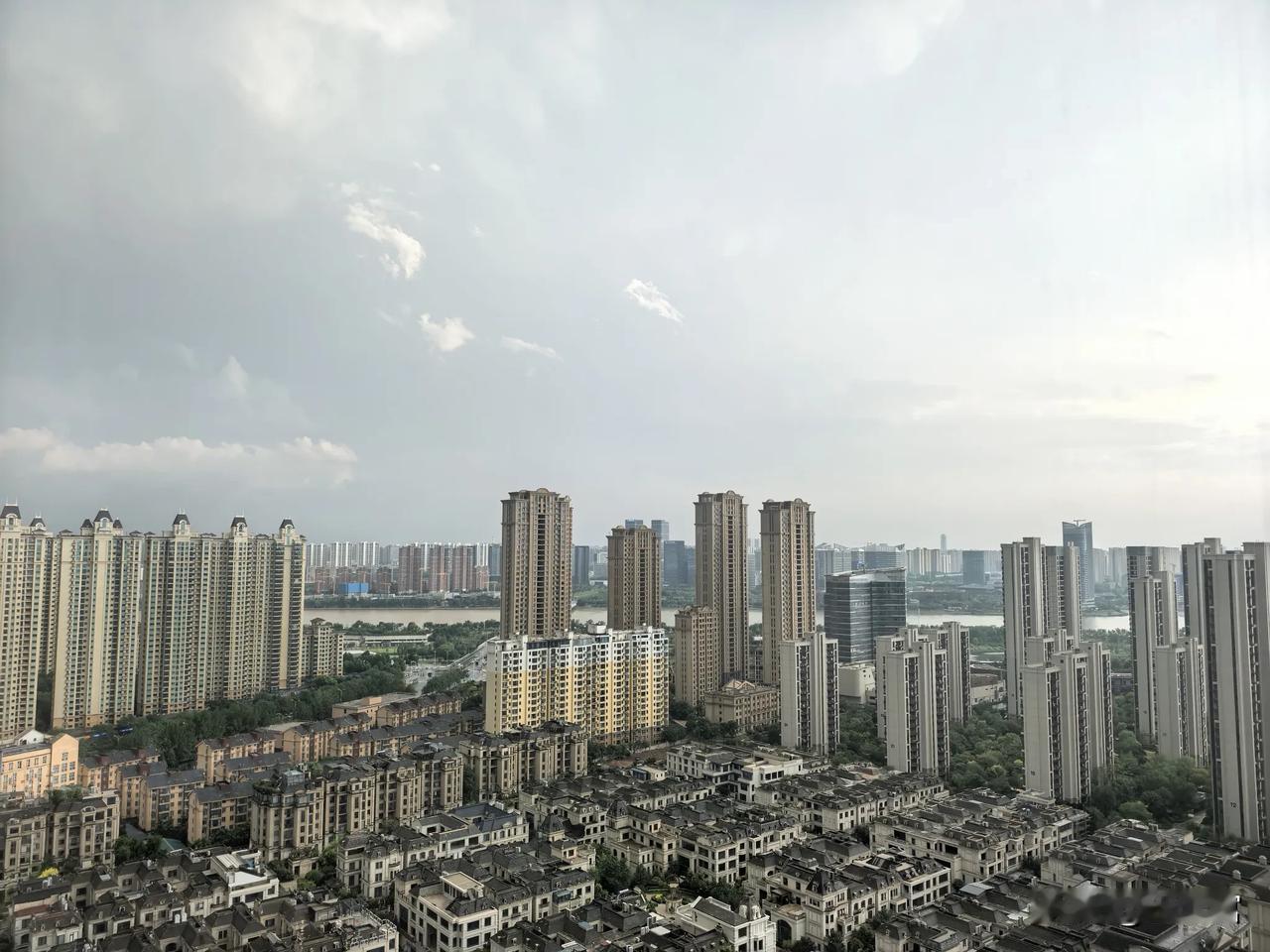 站在楼顶向远处眺望，所有烦恼瞬间会被楼群稀释，所有的疲惫，似乎被云彩托住。其实，