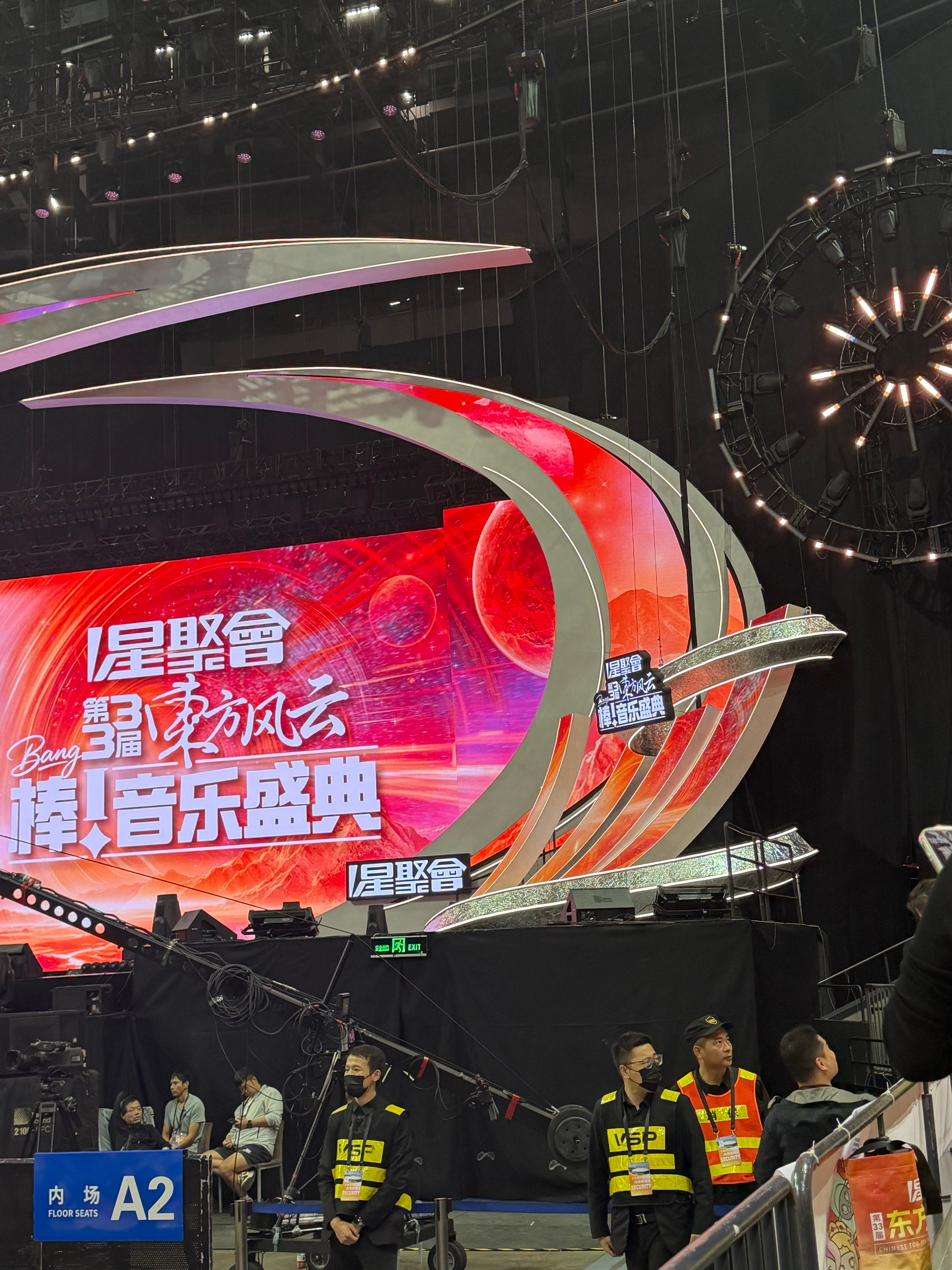 刚刚还没发现，原来领奖台就在我旁边！