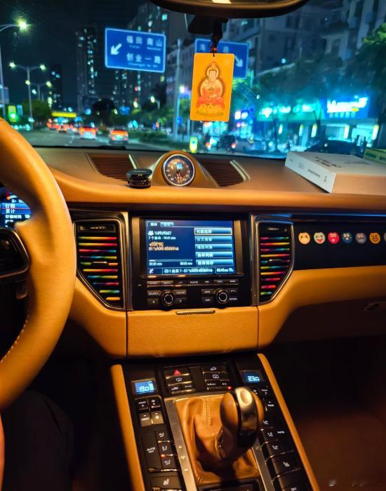 Macan. 12 万公里改一个中控屏，10年的Macan.12万公里，还是忍不