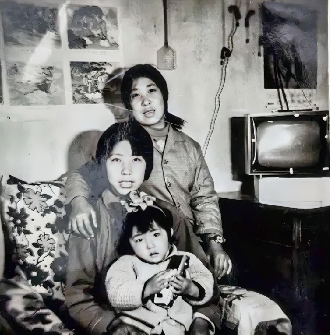 上世纪70年代，谁家有个电视机，那真是一件了不得的事！
      小时候，我天