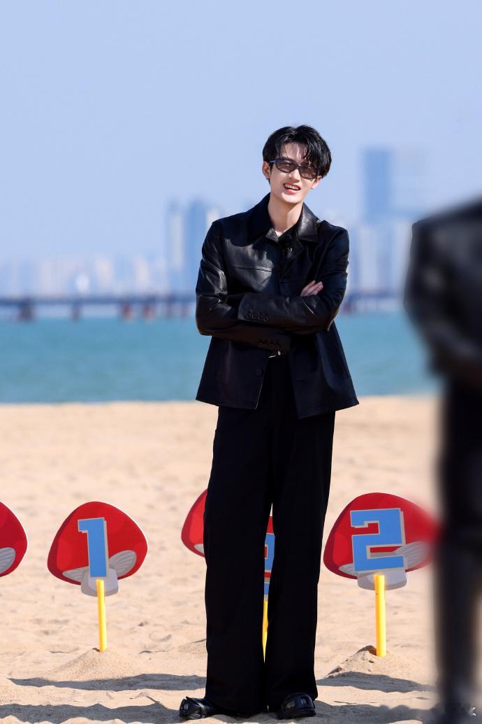 不知道 檀健次的表情很曼妙檀健次上你好星期六找镜头太好笑啦，你问他找啥？不知道 