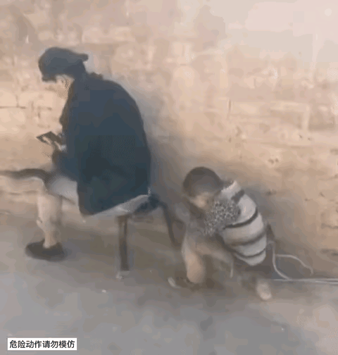 搞笑恶作剧！小孩太调皮，他居然找来绳子拴在男子的裤子上，他打了男子的头就跑，没想