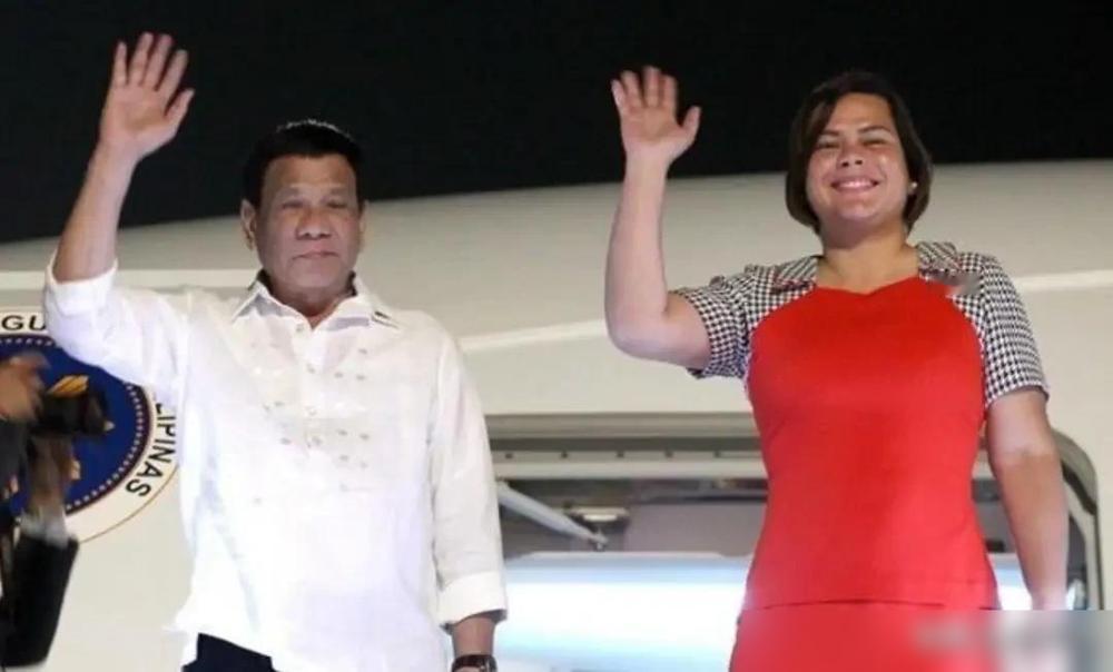 海牙的法官最终给出了答案：81岁的杜特尔特，必须以“反人类罪”坐在审判席上。
