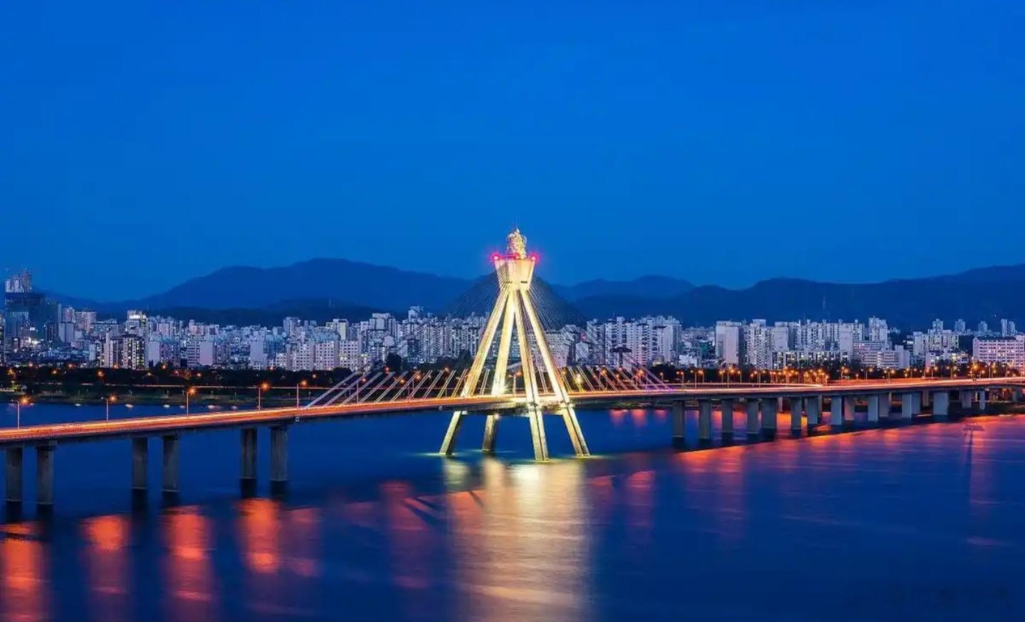 韩国受股市暴跌影响，宣布加强在首尔27座主要桥梁以及相关公园的巡逻工作，并安排专