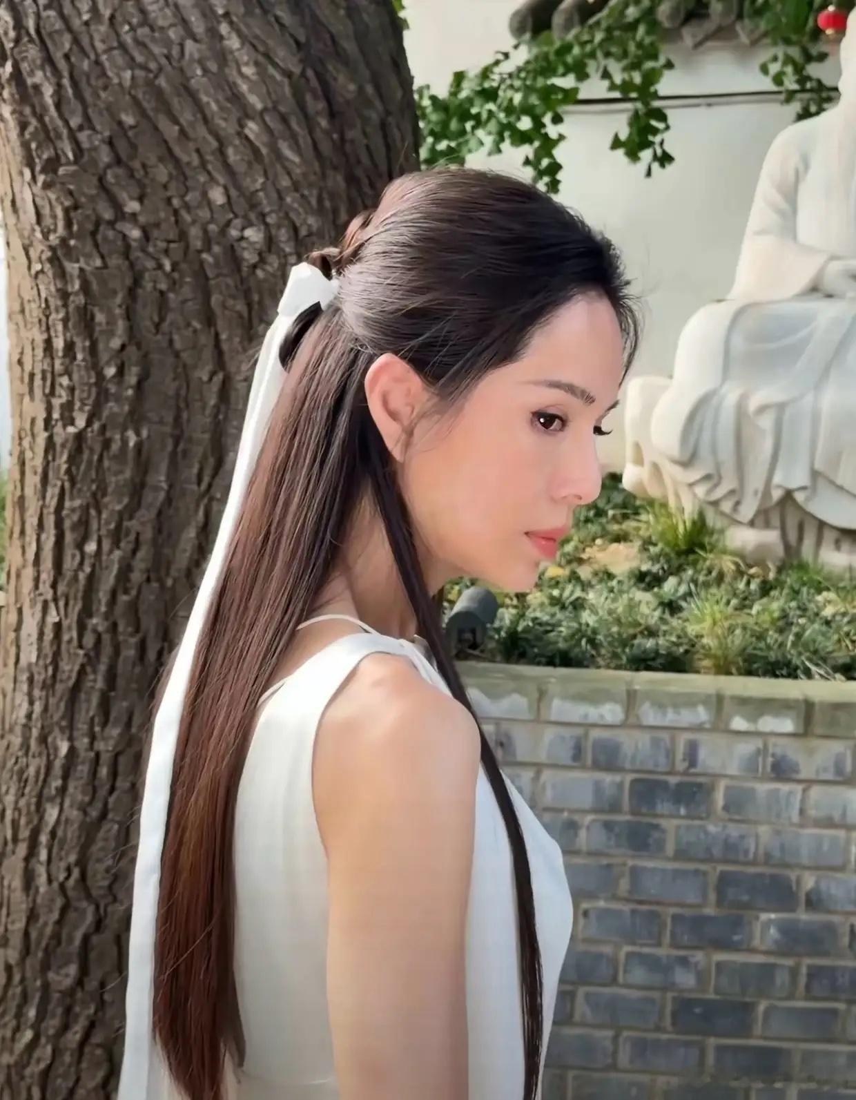 60岁的李若彤现身陕西终南山活死人墓原型地的打卡，她身着一袭素雅米白色长裙，长发