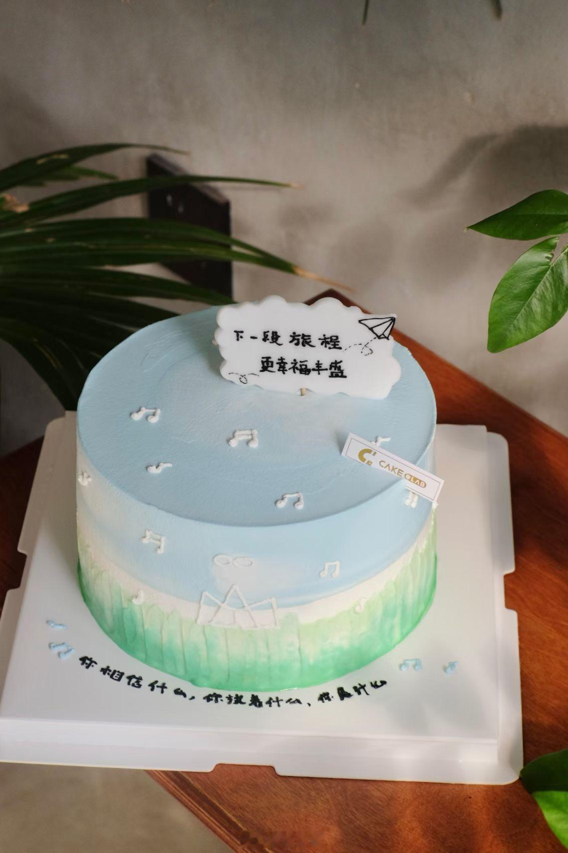 前两天，米粒的蛋糕和收到的一部分礼物🎁米粒：拆累了 