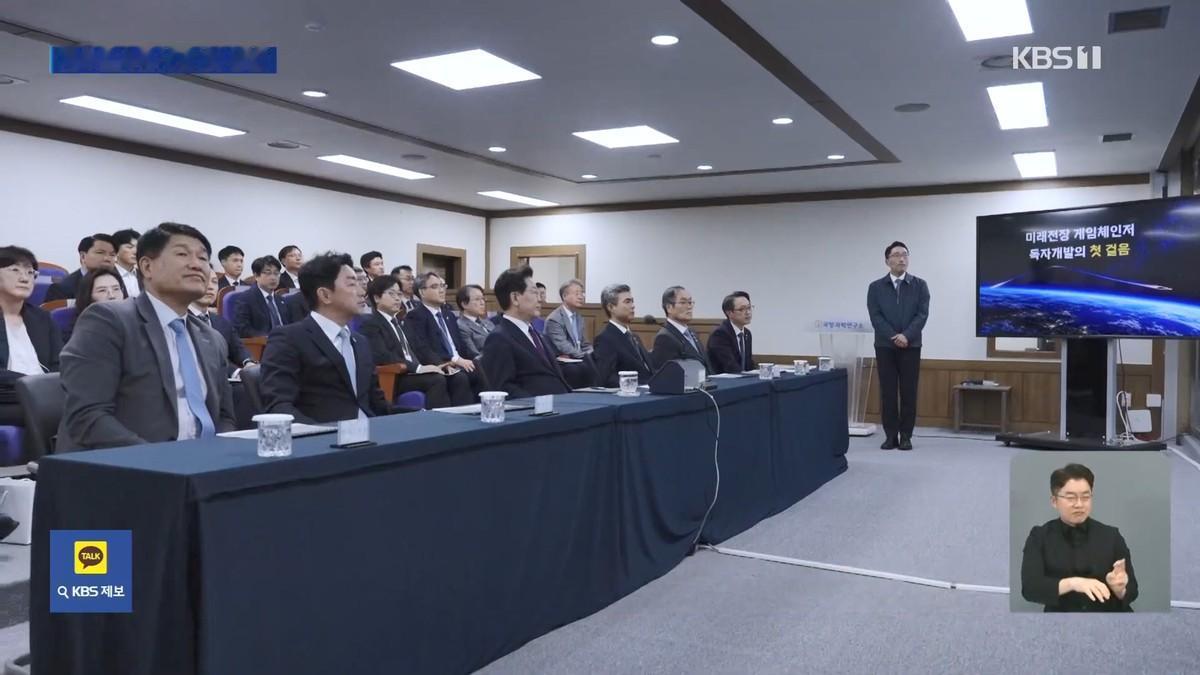 10月8日，韩国完成本土首款高超音速滑翔飞行器首次完整试射，总统李在明亲临现场观