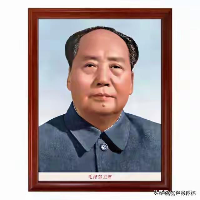 毛泽东
 
党的第一代领导集体核心，伟大革命家与战略家。领导人民推翻三座大山，建