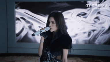 戴燕妮ICE对唱全自动运镜 哇哦！戴燕妮和ICE对唱，全自动运镜超惊艳，镜头流畅