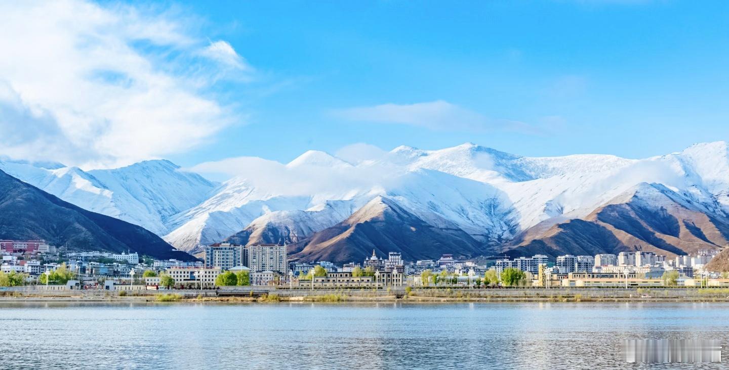 《雪后的拉萨》每天多一个理由爱上拉萨今天份是雪后的拉萨美得让人窒息 