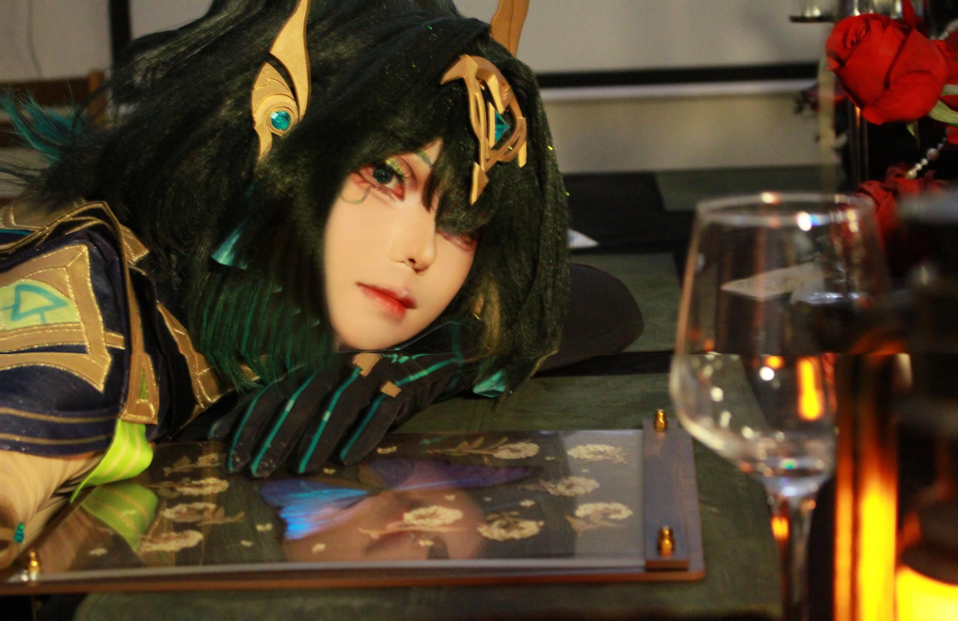 夜幕之下，城市宛如霓虹构筑的牢笼。灯红酒绿的欲望，交织着五彩斑斓的梦想...