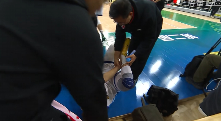 孙铭徽这下估计伤的不轻啊~~这场应该不能打了。今天才打了5分钟就伤了，也是比较倒