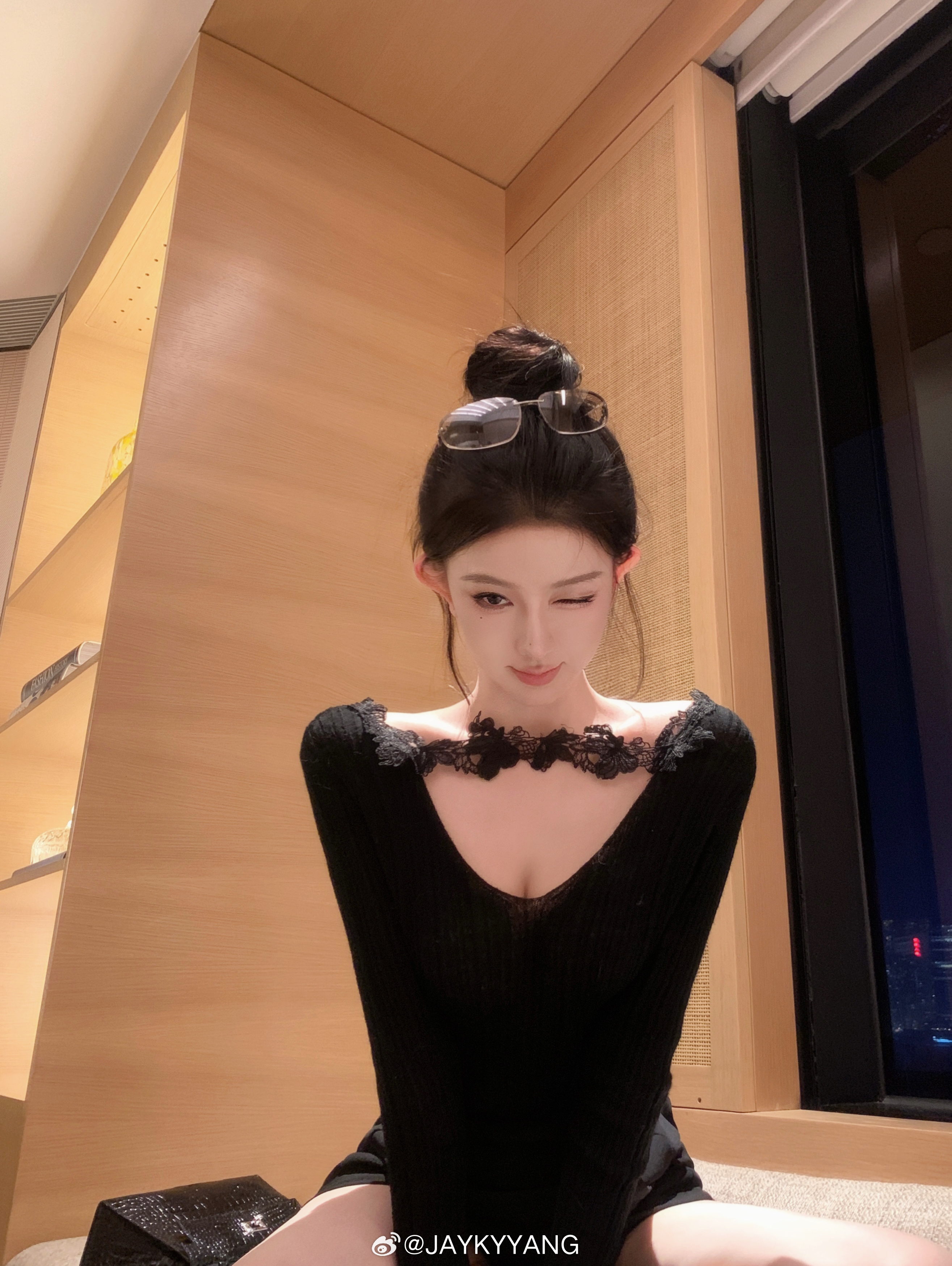 是蕾丝拼接马海毛的小衫也可以反着穿把蕾丝条放背后这款上衣的微透感是我最喜欢它的地