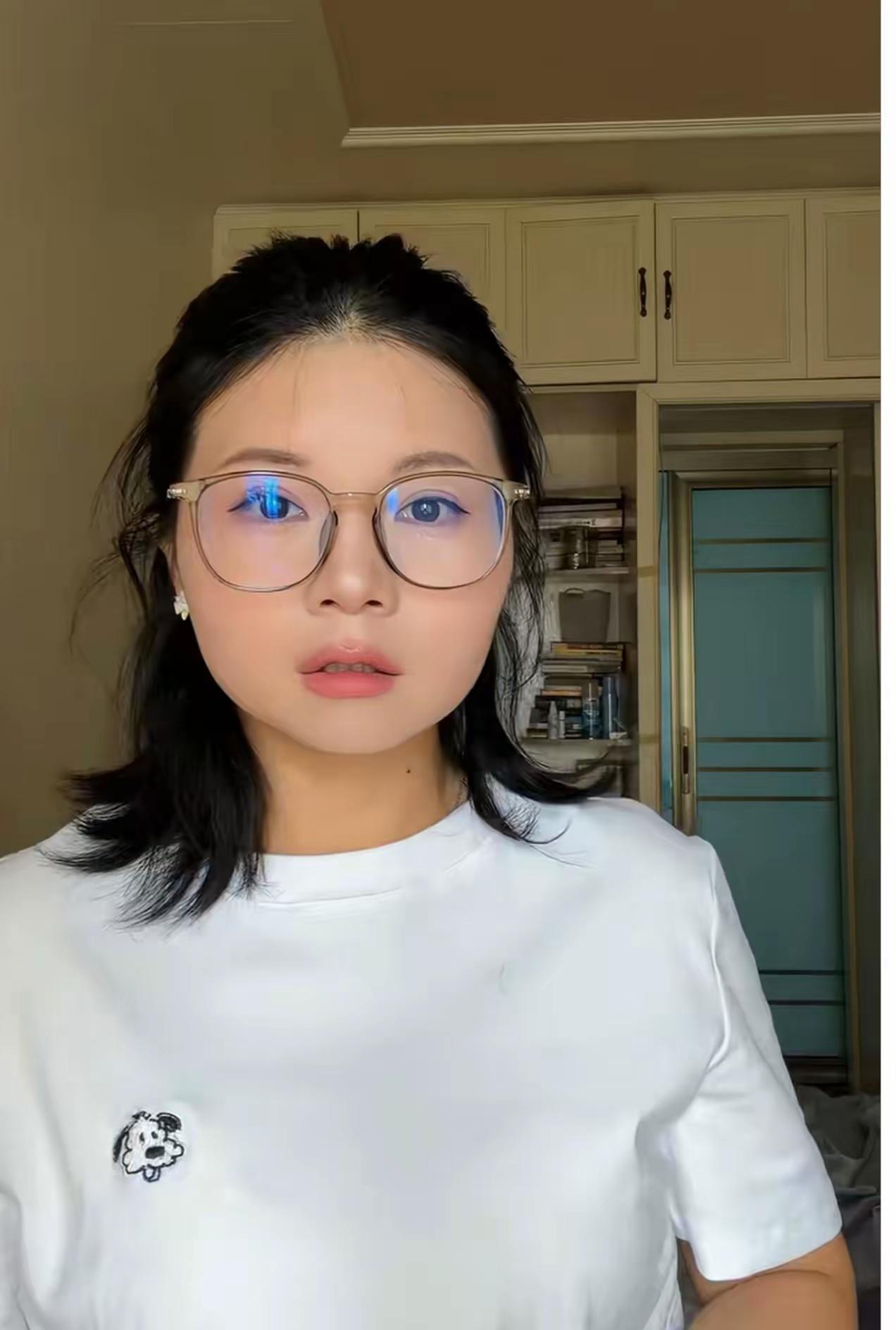 说渝小丫是个“恋爱脑”一点儿也没错，
跟前任海洋认识没多久就见父母了，
那叫一个