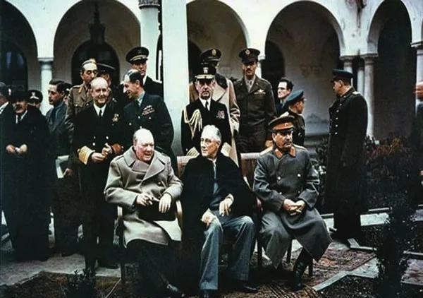 1943年11月，美国鱼雷手竟然将1枚鱼雷射向美国总统乘坐的军舰依阿华号，美国总
