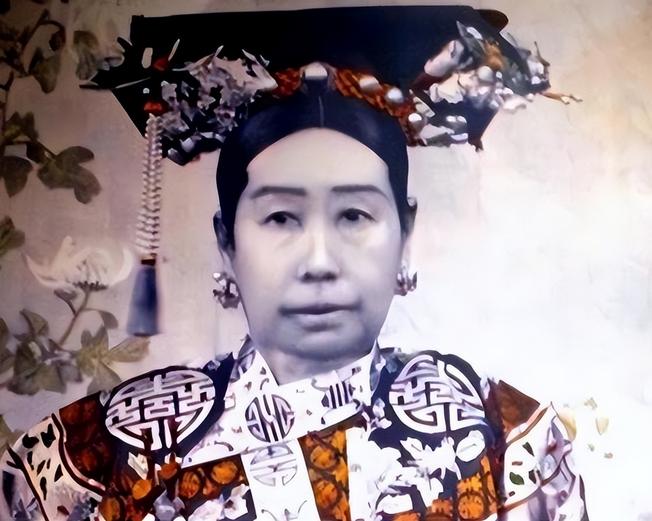 1906年，慈禧太后睡得迷迷糊糊的，不小心把脸上的遮羞布弄掉了，旁边的太监扑通一
