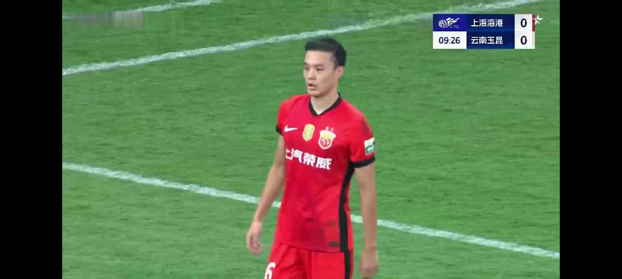 刘若钒造点+2传2射大放异彩，上海海港4：2大胜云南玉昆，重登榜首，接近卫冕。