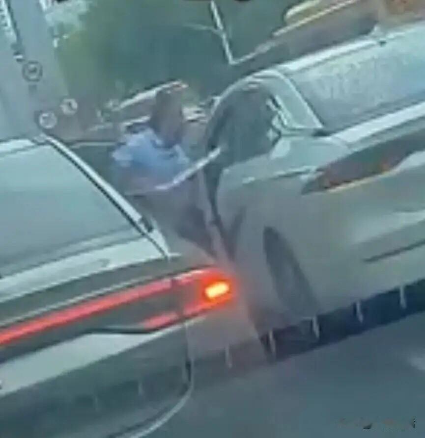 近日，广州街头惊现骇人一幕，两车交通事故，一车司机竟抽出随车大刀威胁另一车司机。