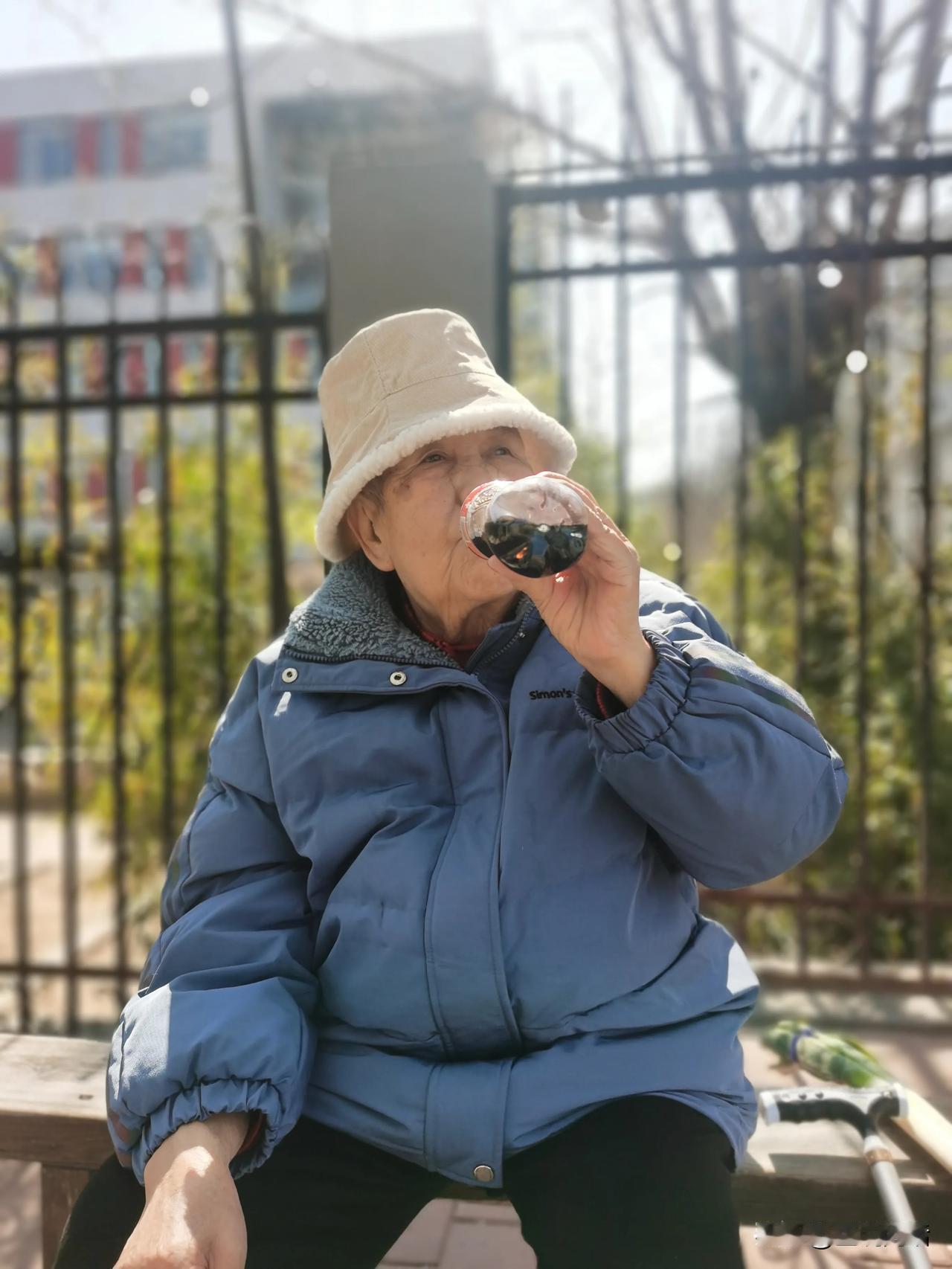 就在刚刚，我听到客厅里传来儿子的咆哮“姥姥，那是我的药……”
老妈说：“不是我的