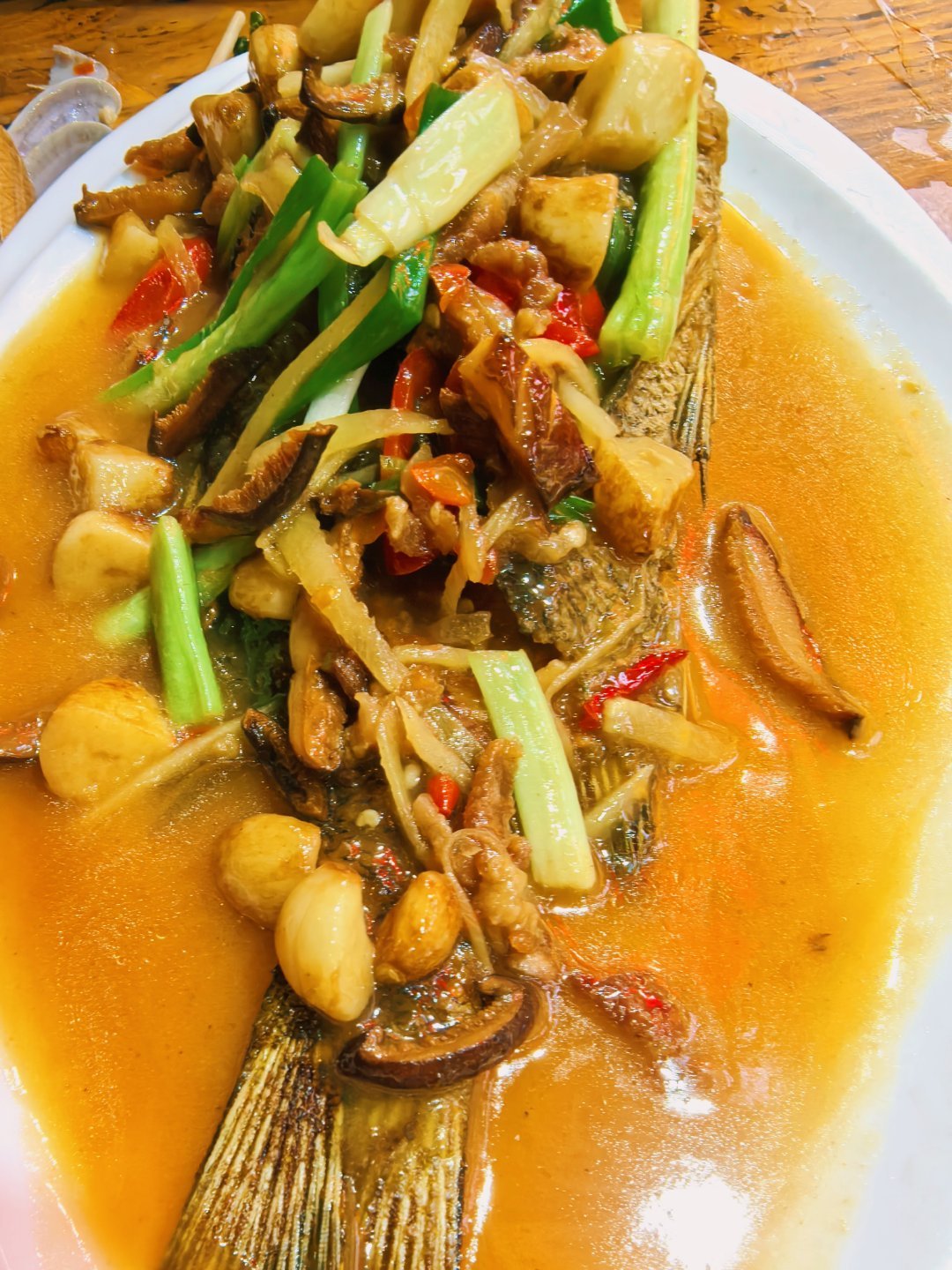 这几盘菜2500。。来都来了该说不说味道确实不错呀，结账的时候只听到680一斤，