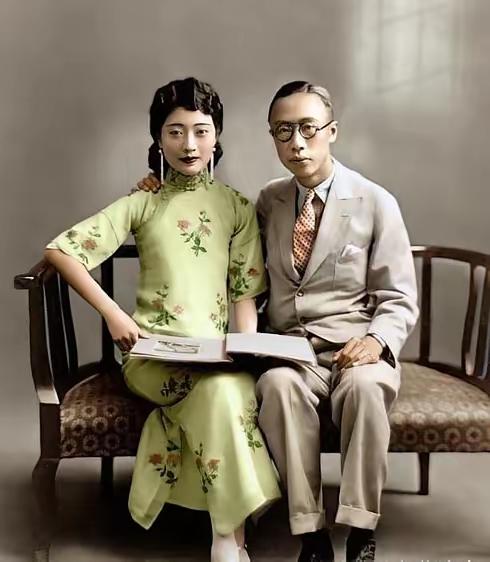 1935年，婉容生孩子疼得哇哇大叫，站在门外的溥仪却没有一点着急，甚至还发火将茶