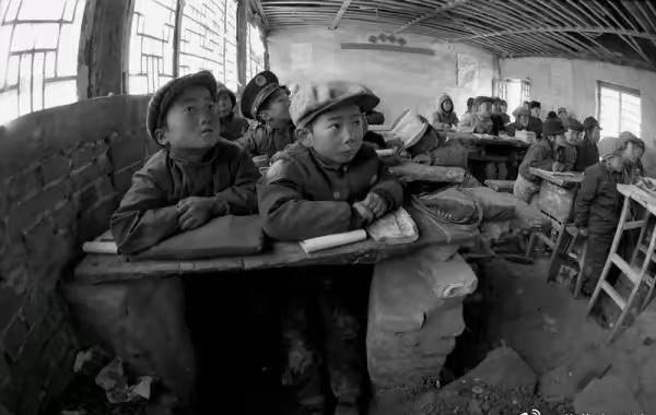 我们真正过上像样的好日子，其实也没多久
 
看看这两张80年代山区小学的老照片：