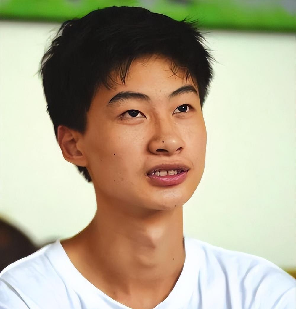 河北农村娃庞众望，命运多舛却逆袭成清华学霸！母亲瘫痪，父亲精神不稳定，他从小捡废