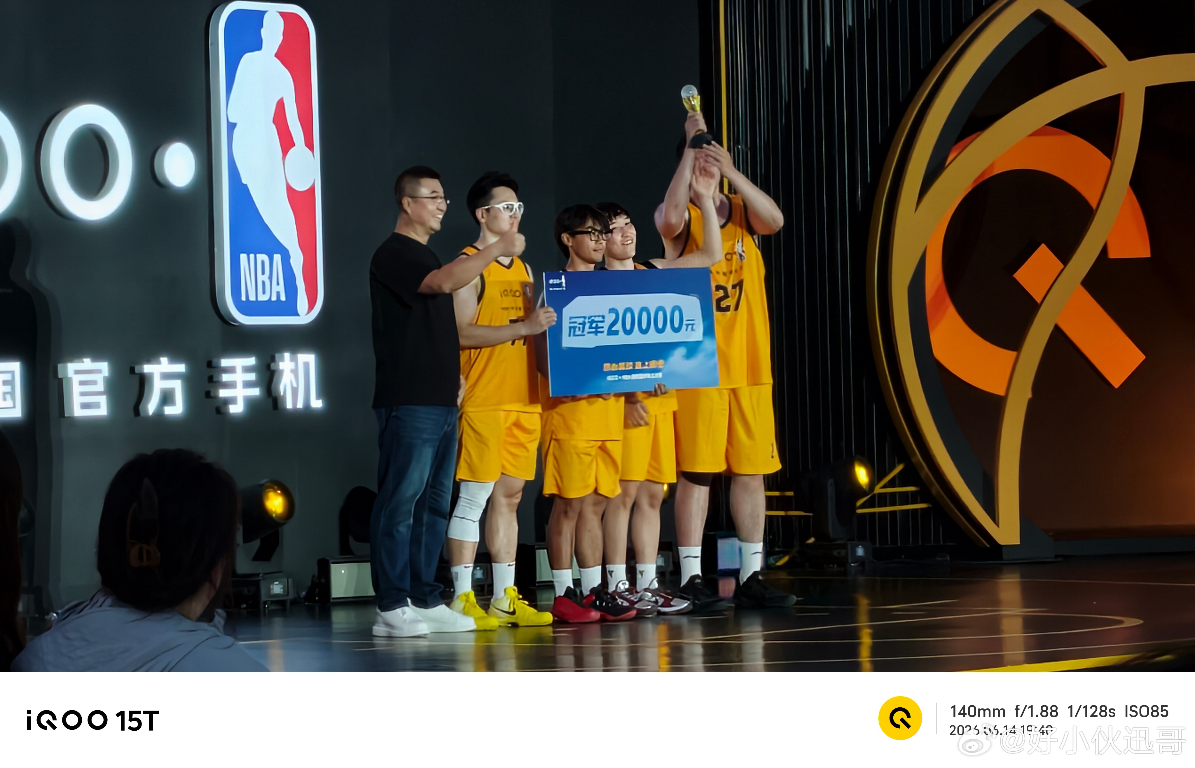 iQOOxNBA高校篮球赛冠军捧杯的的瞬间 我觉得名至实归！队员们围在一起举起奖