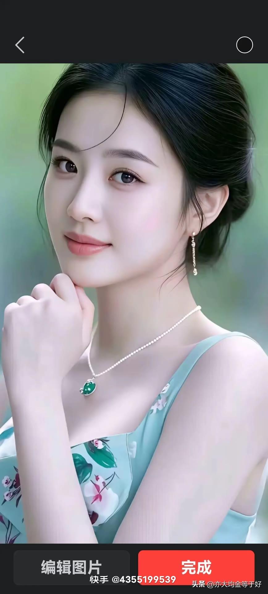 温柔甜美的少女，绿宝石项链点缀，清新自然。