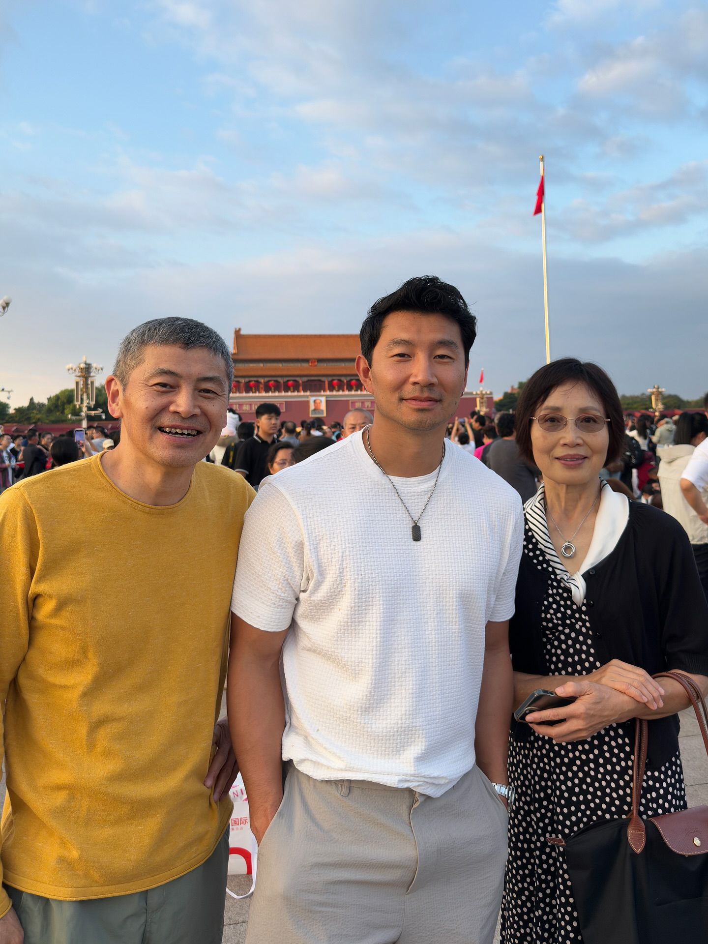 OMG！刘思慕回北京了！他开心表示这是他15年来首次回北京，尤其见到了91岁高龄