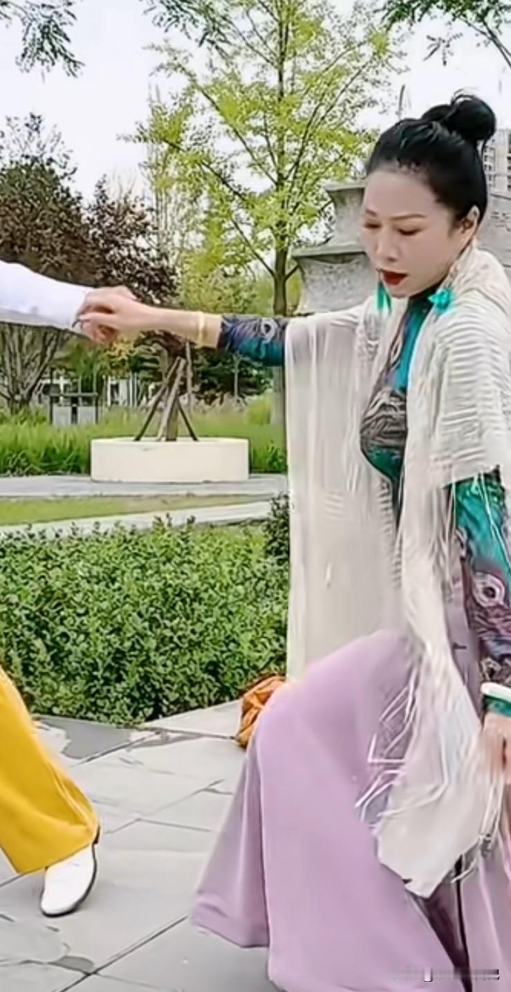 大庭广众，光天化日，就这样赤裸裸的，让我不知道咋形容了。

这就是玩儿的忘乎所以