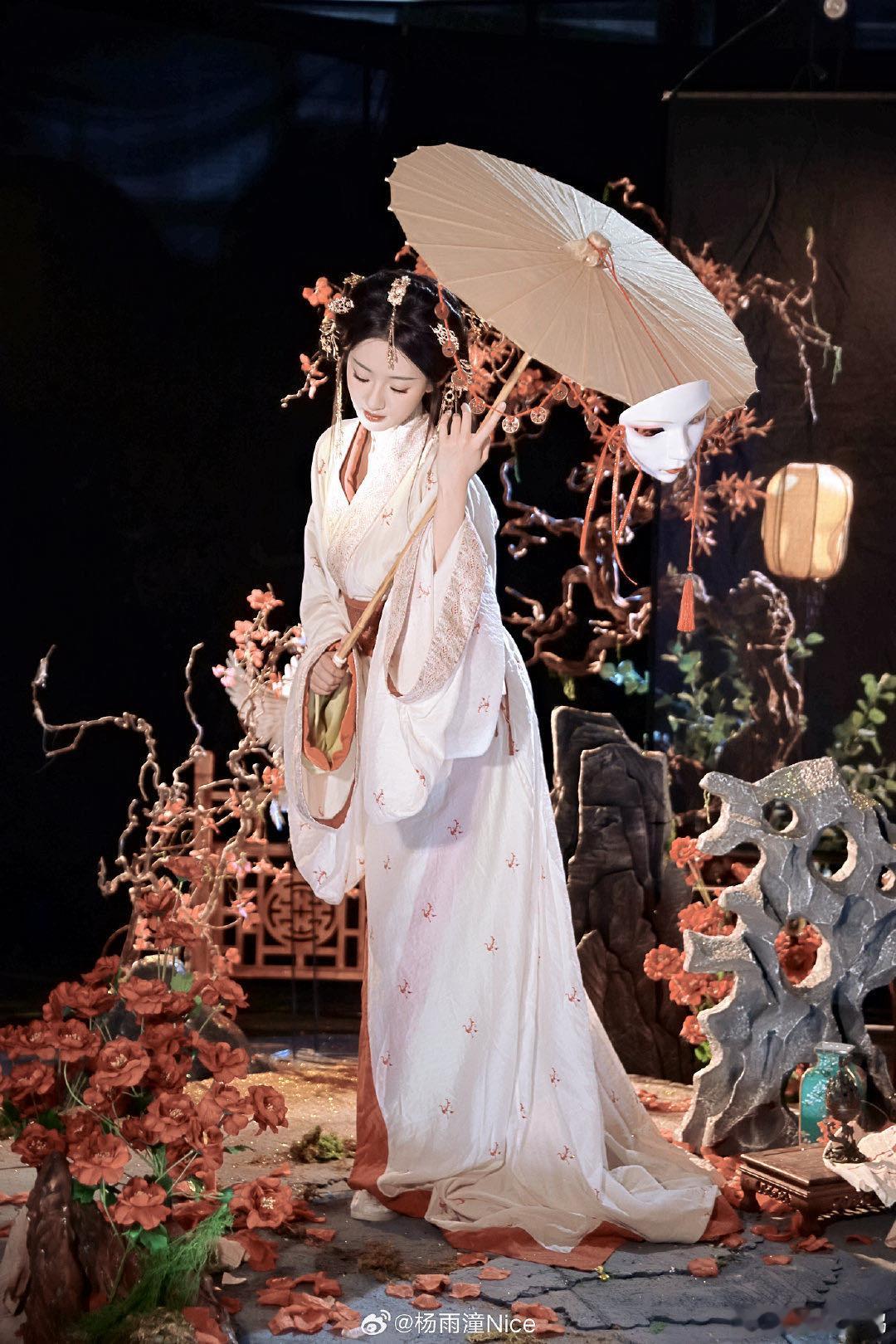 龚俊杨雨潼新剧初见自动响起bgm苏暮雨不苟言笑的样子真的又帅又欲！面对白鹤淮的主