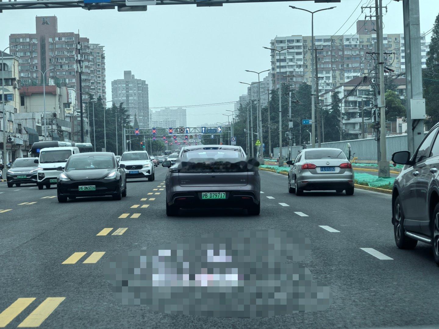 路上遇到一辆星纪元ES车尾的质感有点差…… ​​​