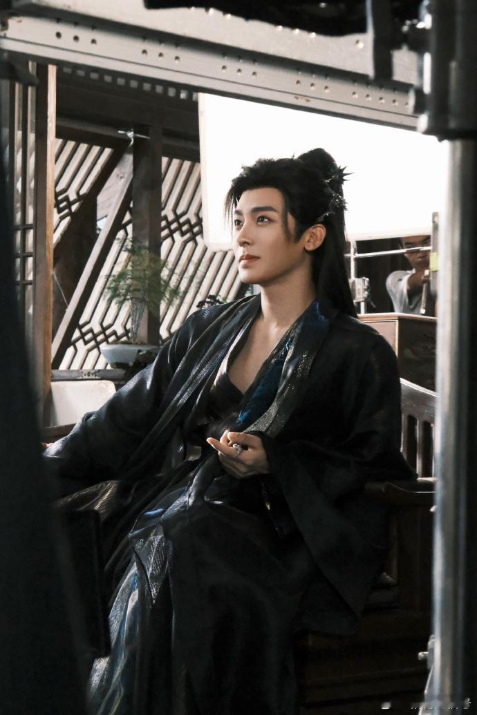 侯明昊入青云收官发文 感谢纪伯宰的出现，让这个秋天多了一份热血与温柔，愿他在平行