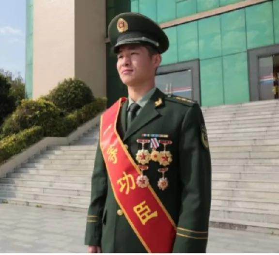 反恐精英——雪豹突击队陈玉浩
18岁入伍，上尉警衔。
从军15年，先后荣立一等功
