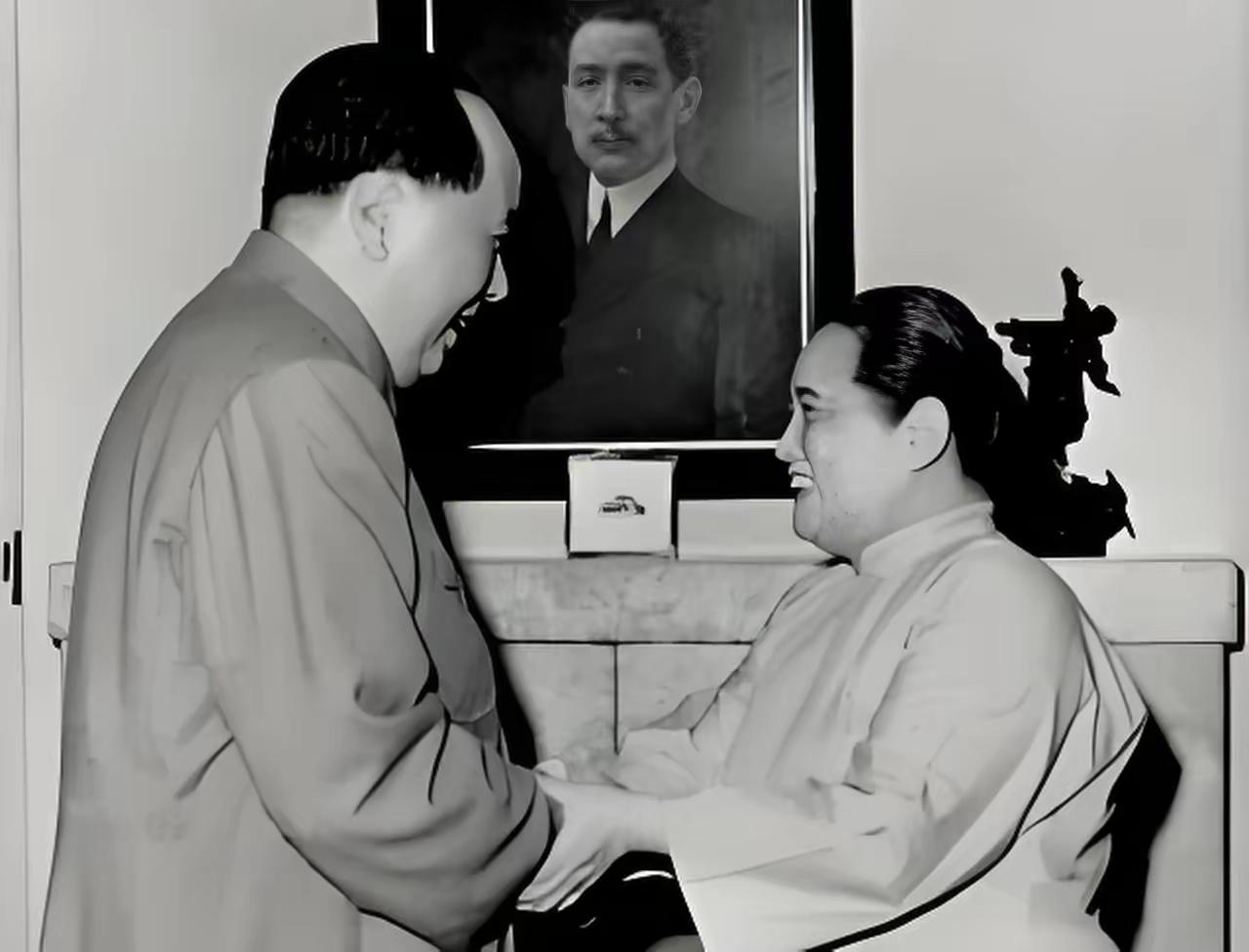 一首七律道尽重庆谈判风骨！两度登门会见挚友，胸怀万民万古流芳
 
一首七律写尽山