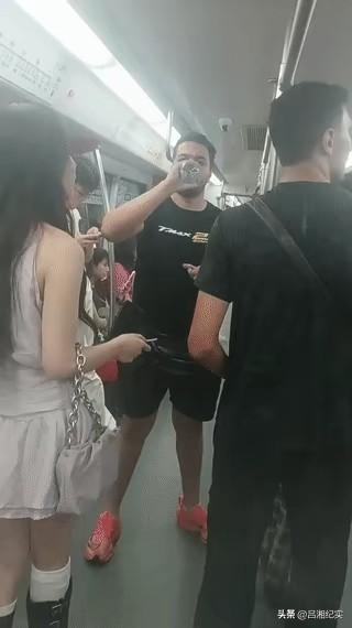 地铁里有一名年轻女子主动搭讪两个外国男子？
由于这名女子不会说外语沟通只能靠翻译