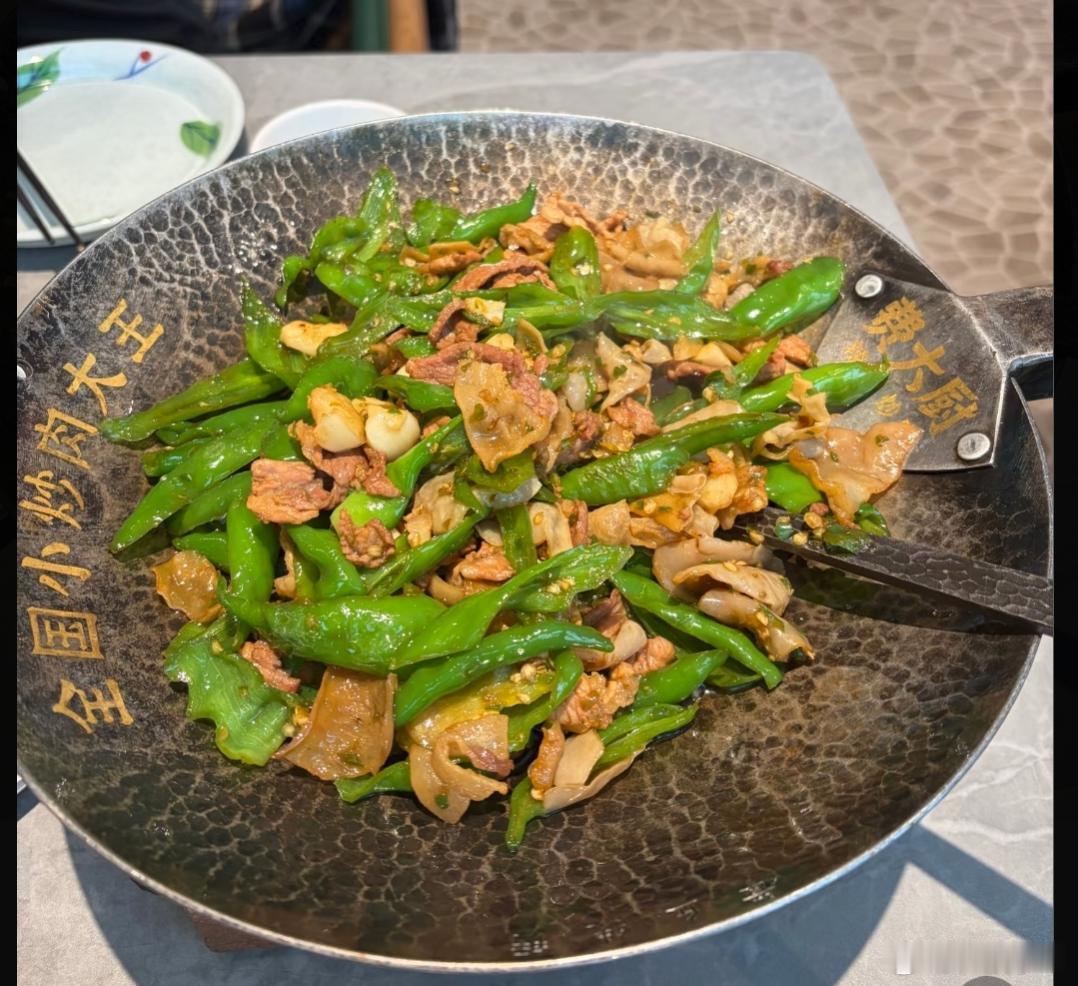 费大厨把用了六年的「全国小炒肉大王」称号撤掉了，洗脑的上菜口号也换掉，改成「精选