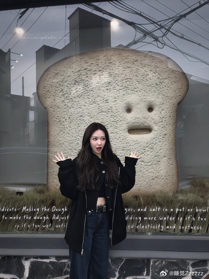 程潇cos吐司程潇随地大小cos看到可爱吐司雕塑立刻模仿，随性又有趣，随时随地都