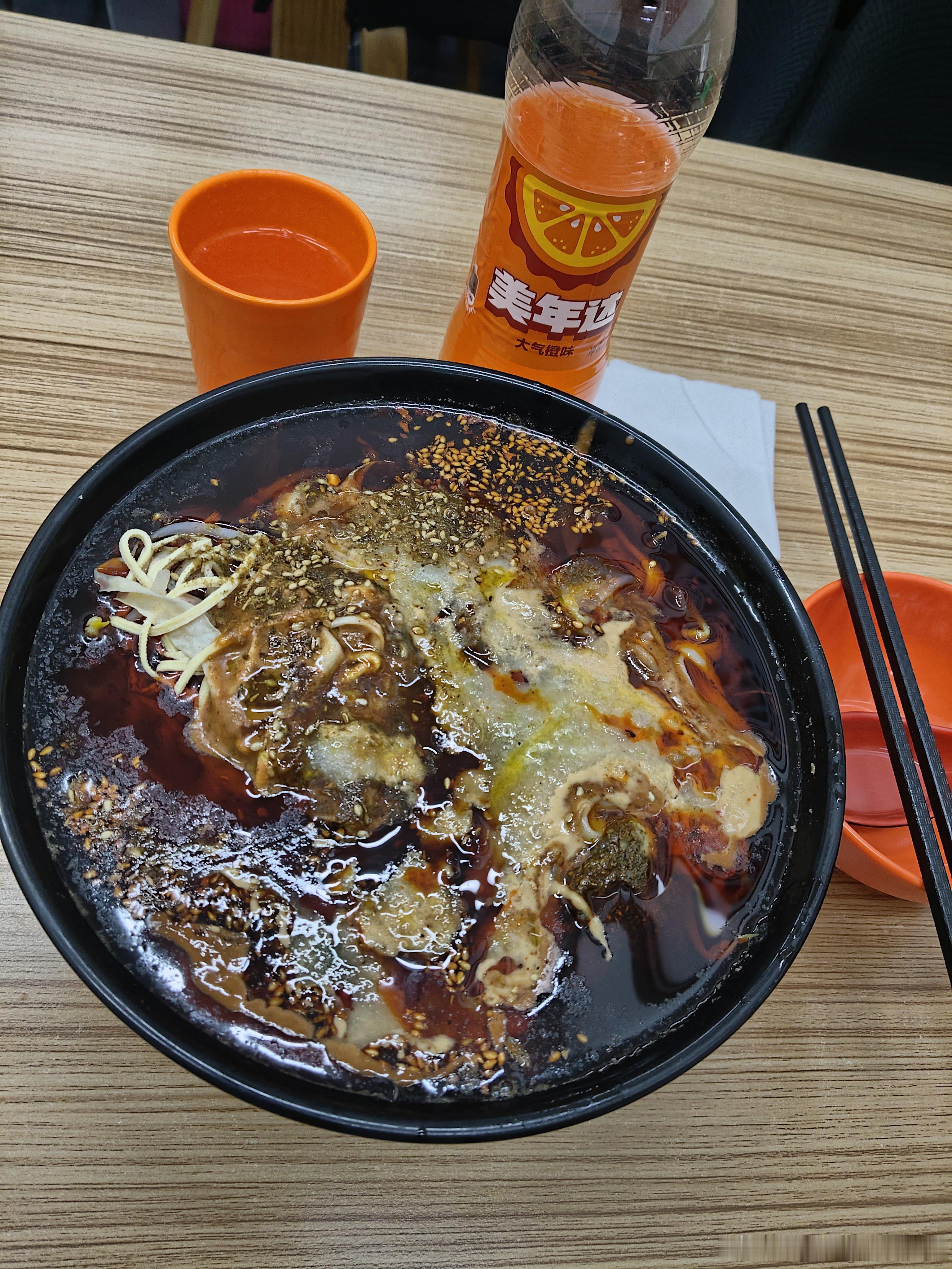10月1日，国庆节外出的午餐，在麻辣烫店🍲用餐中