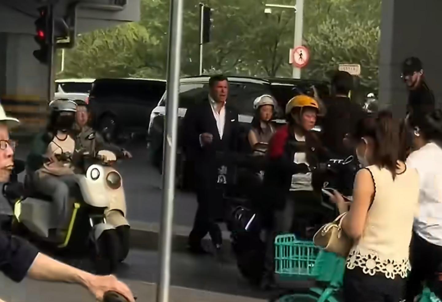 福克斯主播声称，他们的媒体车在街头仅违停两分钟，就被摄像头拍到，被罚款40美元。
