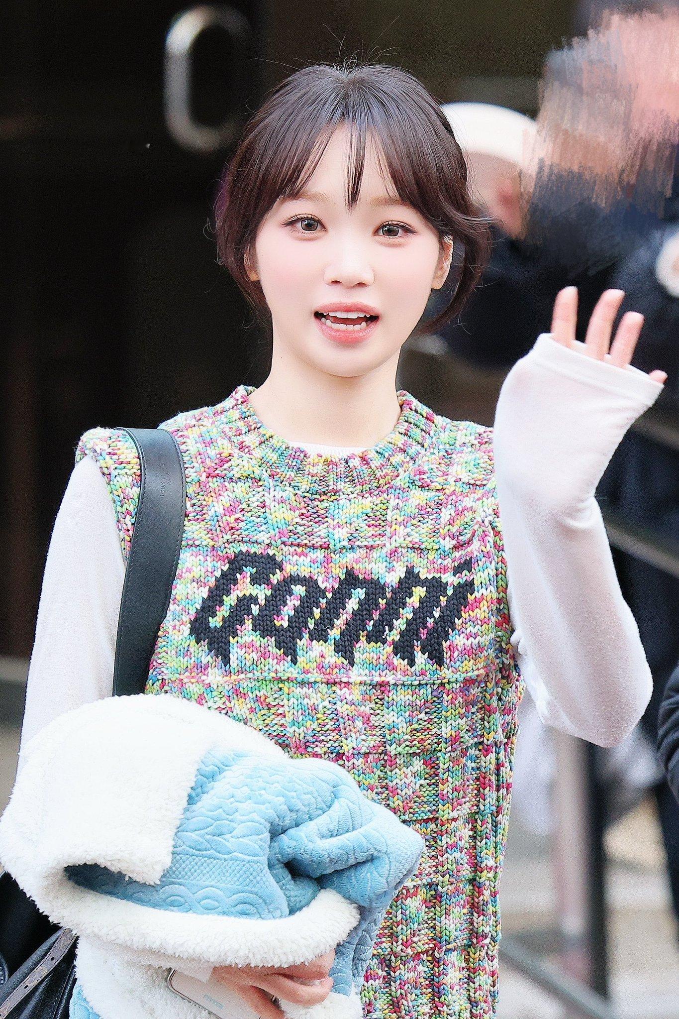 今天进行了歌谣大祝祭合作舞台预录的LE SSERAFIM金采源 x IVE Li